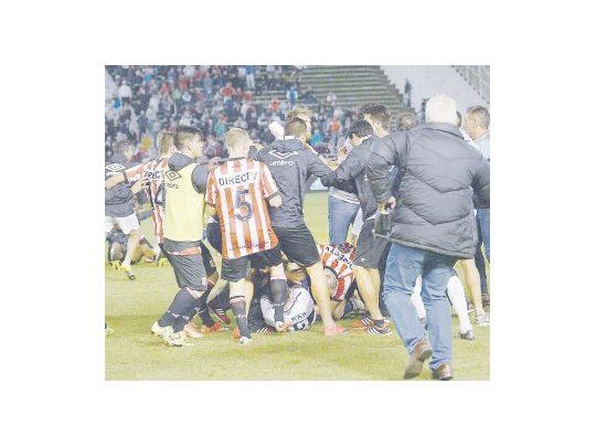 Una vergüenza: jugadores a las trompadas y a las patadas. El final del clásico platense en Mar del Plata terminó  en un escándalo y ahora tendrán duras sanciones del Tribunal de Disciplina. El fútbol, en crisis.