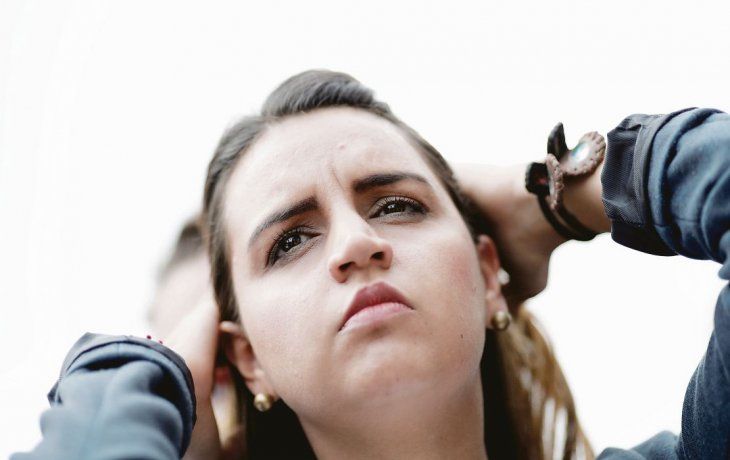 con el corazón en la boca. Soley, hija del diputado Edgar Zambrano, espera noticias de su padre frente a su lugar de reclusión en Caracas.