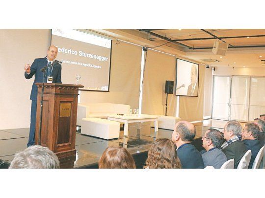 Hipotecarios. Federico Sturzenegger señaló que se están aprobando créditos UVI por 10 millones de pesos diarios. Pero para que el sistema tenga éxito, deben crecer los depósitos UVI, algo que los bancos no priorizan.