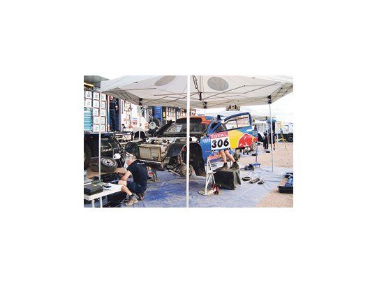 Los mecánicos trabajan en el vivac, en la reconstrucción del Volkswagen Touareg del ganador y puntero Al-Attiyah.