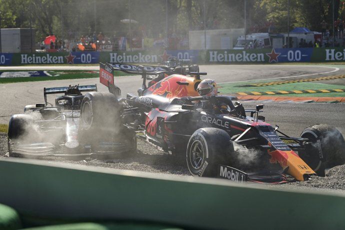 El Red Bull de Max Verstappen pasó literalmente por encima al Mercedes de Lewis Hamilton en lo que pudo haber sido otra tragedia en el circuito de Monza. 