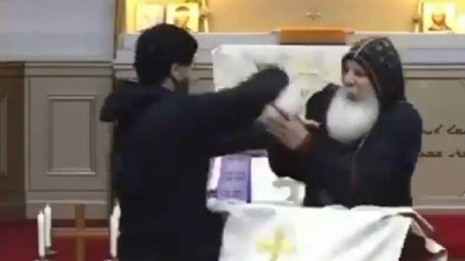 El momento del ataque al sacerdote en Australia