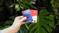 La tarjeta es emitida por su banco Uilo y es procesada por Fiserv.