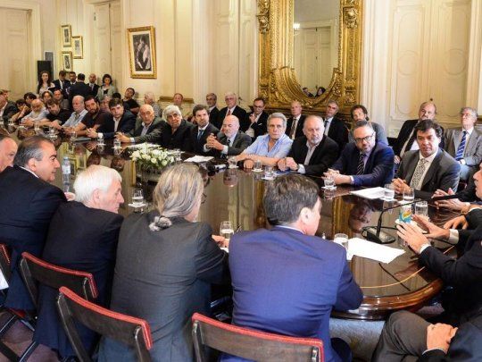ALBERTO CON EMPRESARIOS Y GREMIOS.jpg