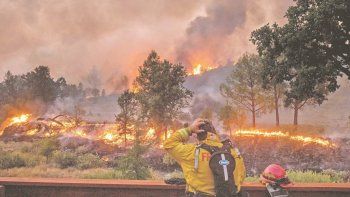 El fuego, que se inició por un rayo, cumple ya una semana activo.