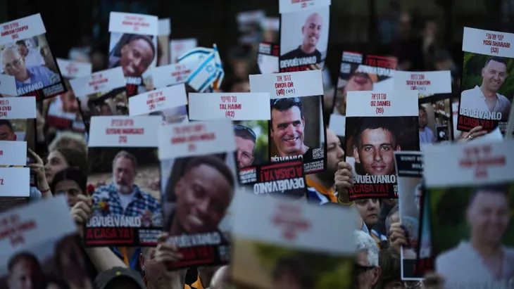 Familias israelíes aguardan la identificación de las víctimas en medio del acuerdo de paz impulsado entre ambas partes. Familias israelíes aguardan la identificación de las víctimas en medio del acuerdo de paz impulsado entre ambas partes.