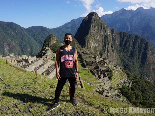 Jesse Katayama durante su visita a las ruinas de&nbsp;Machu Picchu.