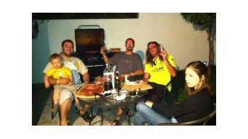 La foto de la discordia. Un día después de haber abandonado el Dakar por problemas familiares, se lo vio brindando en un asado con amigos de Chile.
