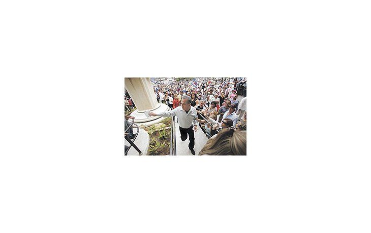 ámbito.com | El opositor Manuel Rosales, gobernador del estado de Zulia, saluda a sus seguidores antes de participar en la inauguración del hospital en la ciudad de Maracaibo.