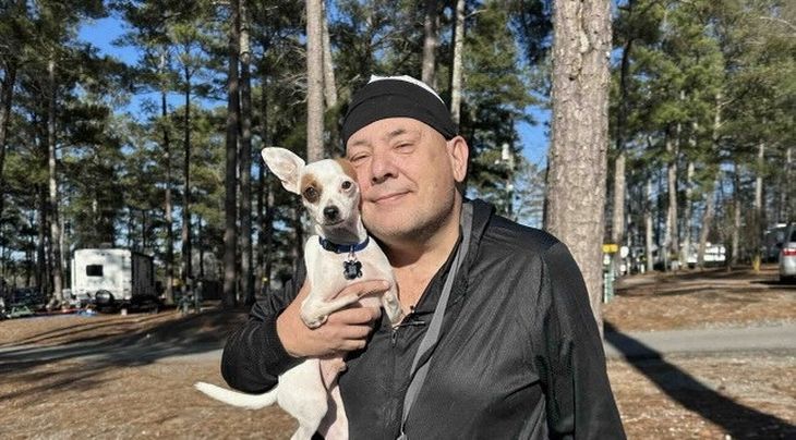 La historia viral de un chihuahua con movilidad reducida que anticipó un infarto y cambió para siempre la vida de su dueño en Georgia.  