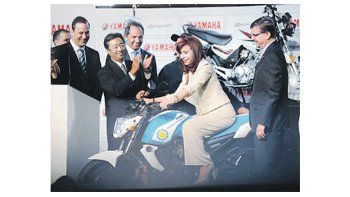 ámbito.com | La Presidente encabezó la inauguración de una planta de Yamaha en Gral. Rodríguez. Aprovechó la ocasión para pedir a la Justicia estadounidense y a los holdouts un seguro contra la aplicación de la cláusula RUFO.