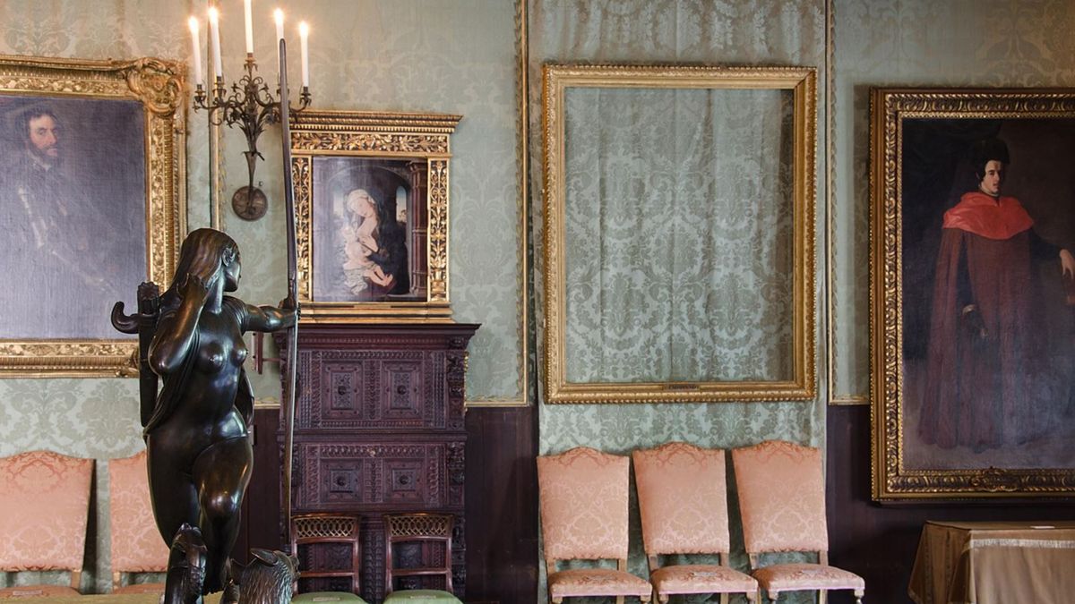 They dressed up as police officers, emptied a museum and have been on the run for more than 30 years: the story of the biggest theft of works of art