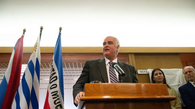 Legisladores de todos los partidos de Uruguay hicieron llover críticas sobre el senador Gustavo Penadés.