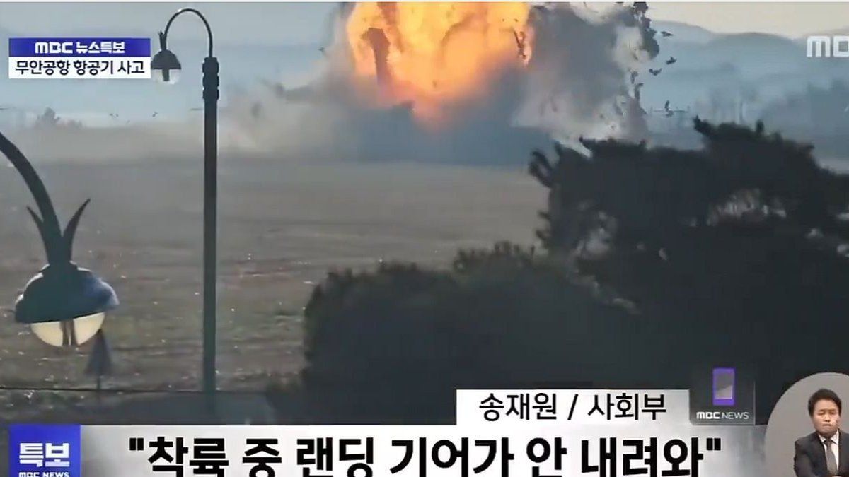 the shocking moment the plane crashed in South Korea