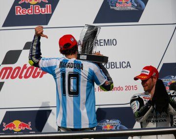 Valentino Rossi celebró su podio en Argentina con la camiseta de Diego Maradona puesta.