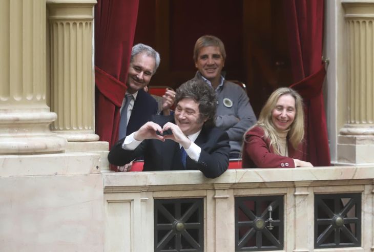 Desde el palco, Milei le dedicó gestos a los diputados de la oposición. 