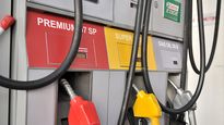 Combustibles: la nafta sale un 55% más cara que en Argentina y Brasil mientras el gasoil se empareja
