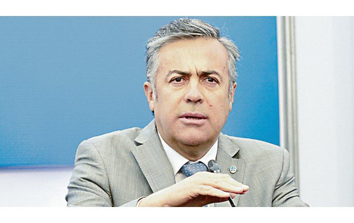 Estadísticas. Alfredo Cornejo hizo el anuncio de las nuevas mediciones mendocinas acompañado de su gabinete económico.
