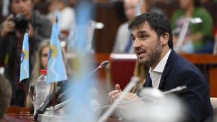 Torres le ganó la primera pulseada a Milei. Torres le ganó la primera pulseada a Milei.