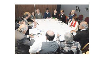 Fernando Pino Solanas, Martín Lousteau, Roy Cortina y Fernando Sánchez, en la cabecera de la reunión para definir estrategias de campaña que realizó ayer la alianza UNEN, donde estuvieron también, entre otros, Alfonso Prat Gay y Ricardo Gil Lavedra.
