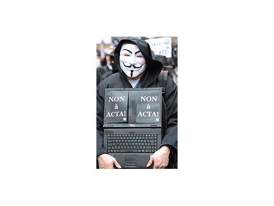 La policía española arrestó a cuatro integrantes de Anonymus, acusado de distintos ciberataques.