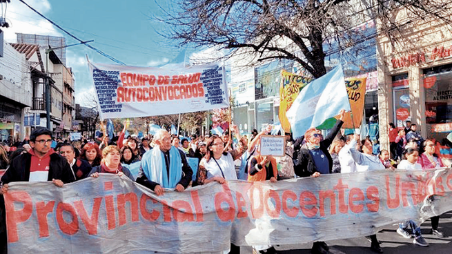 SIN FIN. En Salta, la protesta de docentes autoconvocados lleva ya cerca de cuatro semanas. En las últimashoras rechazaron un acuerdo salarial sellado con los gremios oficiales.