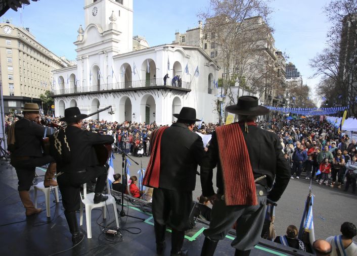 Los festejos patrios comenzaron en Plaza de Mayo y el Teatro Colón (foto 1)