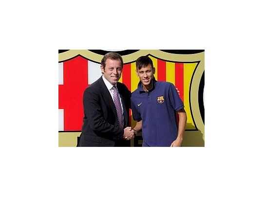 Denunciaron a Rosell por desviar u$s 55 millones en el pase de Neymar.