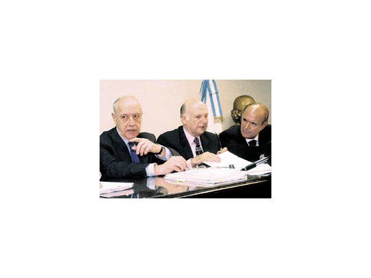 El ministros de Economía, Roberto Lavagna; y el de Interior, Jorge Matzkin, Visitaron ayer en el Congreso al bloque de diputados del PJ.