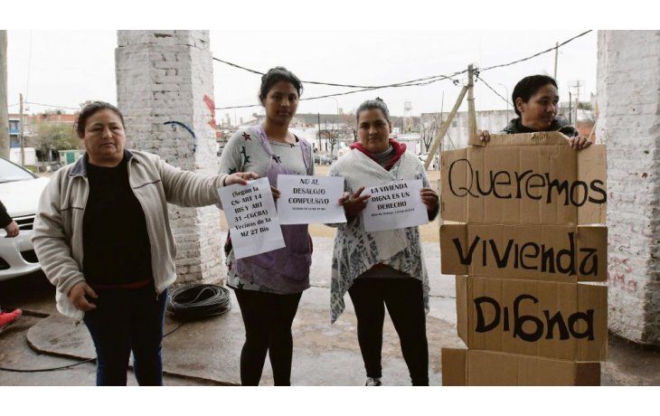Reclamo. Las familias que viven en el edificio abandonado reclamaron durante el acto en el que anunciaron la demolición del Elefante Blanco.