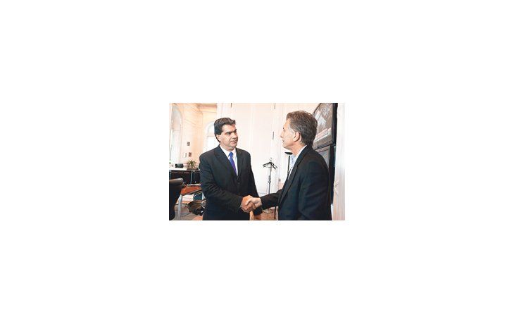Jorge Capitanich, que se perfila como presidencial para 2015, se reunió ayer con dos jefes territoriales que tienen el mismo plan político: el porteño Mauricio Macri y el bonaerense Daniel Scioli. Innovó, el jefe de Gabinete, con un trato amable junto al líder del PRO  y una conferencia de prensa en conjunto. En privado, con Scioli también se mostró distendido y abierto como si el futuro no los proyectara como eventuales duelistas.