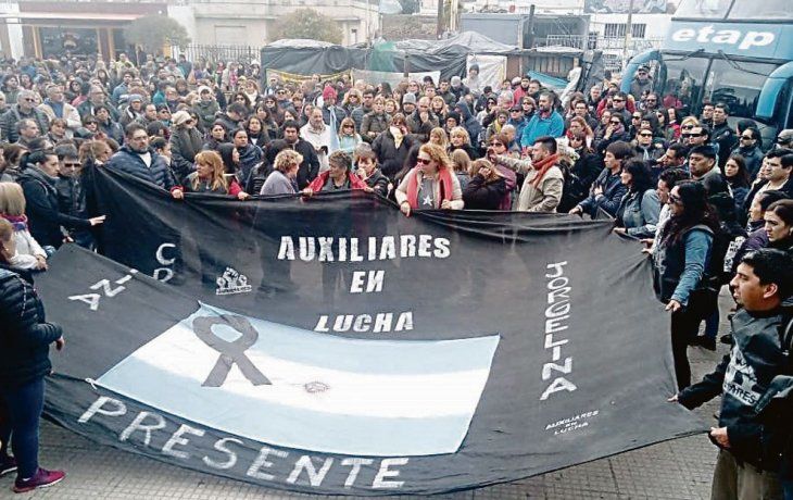 SIN CONTROL. Los gremios docentes coparon las calles de las principales ciudades de la provincia. En las rutas la tensión es máxima. Cruces con Nación por envío de auxilio financiero de casi $1.300 millones.