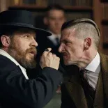 Tom Hardy y Paul Anderson en una escena de la serie. Tom Hardy y Paul Anderson en una escena de la serie.