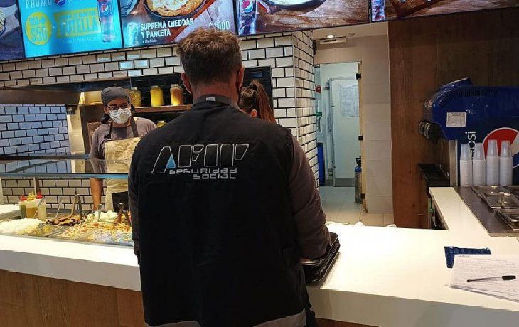 afip detecto evasion previsional e incumplimientos laborales en patios de comidas de 15 shoppings