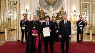 Milei recibió las cartas credenciales de Michael Wallace Banach, nuevo representante de la Santa Sede en la Argentina.