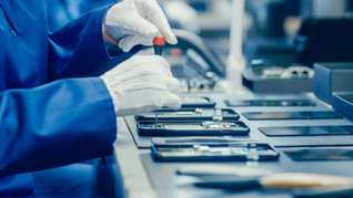 La empresa de Sonora que fabrica celulares y resiste a pesar de la feroz competencia de las grandes corporaciones extranjeras
