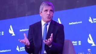 Luis Caputo posterga pagos y suma ingresos de privaizaciones para mantener arriba el superávit a pesar de que recauda menos. Luis Caputo posterga pagos y suma ingresos de privaizaciones para mantener arriba el superávit a pesar de que recauda menos.