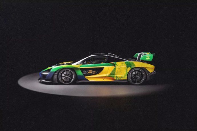 Además de los colores de la F1, McLaren presentó una versión especial del McLaren Senna de calle, el Senna Sempre.