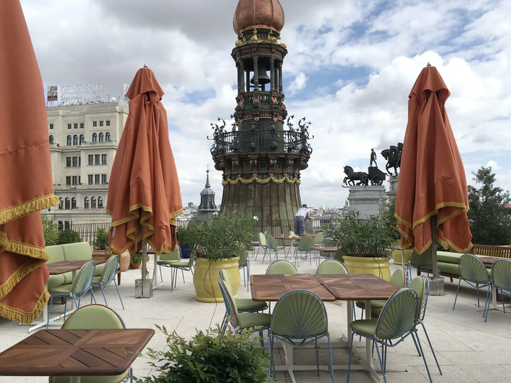 Terraza del complejo Canalejas con vistas a la histórica cúpula de la calle Alcalá y al fondo la Cuádriga del Edificio Metrópolis, íconos de la arquitectura madrileña que enmarcan la propuesta de lujo y diseño del proyecto Terraza del complejo Canalejas con vistas a la histórica cúpula de la calle Alcalá y al fondo la Cuádriga del Edificio Metrópolis, íconos de la arquitectura madrileña que enmarcan la propuesta de lujo y diseño del proyecto