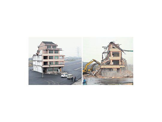 DERRUMBAN CASA INSÓLITA.