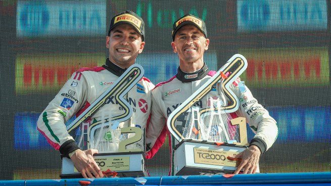 Dúo ganador. Facundo Marques y Leonel Pernía festejan en el podio de Río Cuarto.
