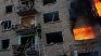 Bomberos y equipos de rescate combaten las llamas en un edificio residencial alcanzado por el ataque ruso del domingo sobre Kiev