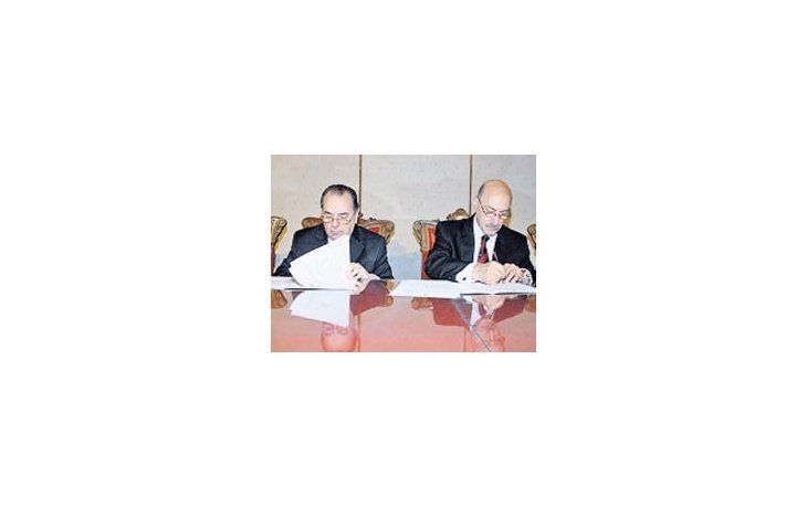 El gobernador Jorge y Ciácera, durante la firma del convenio.