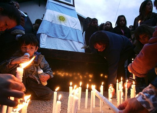 La gente se convocó desde la noche anterior y prendieros velas en memoria de Kirchner