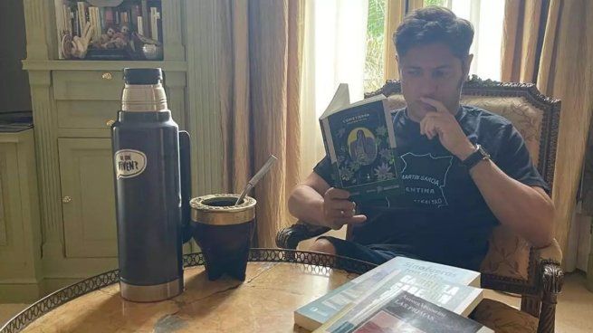 Axel Kicillof leyendo uno de los libros criticados por Victoria Villarruel