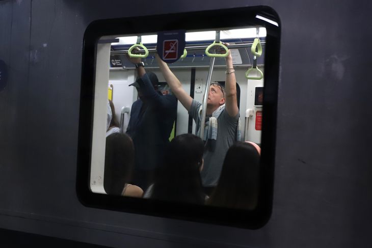 La quita de subsidios al transporte repercutió en el cese de servicio temporal y el incremento de los boletos en todo el país. El costo de un viaje en subte pasó de los $80 en diciembre del 2023 a los $650 en junio del 2024. La quita de subsidios al transporte repercutió en el cese de servicio temporal y el incremento de los boletos en todo el país. El costo de un viaje en subte pasó de los $80 en diciembre del 2023 a los $650 en junio del 2024.