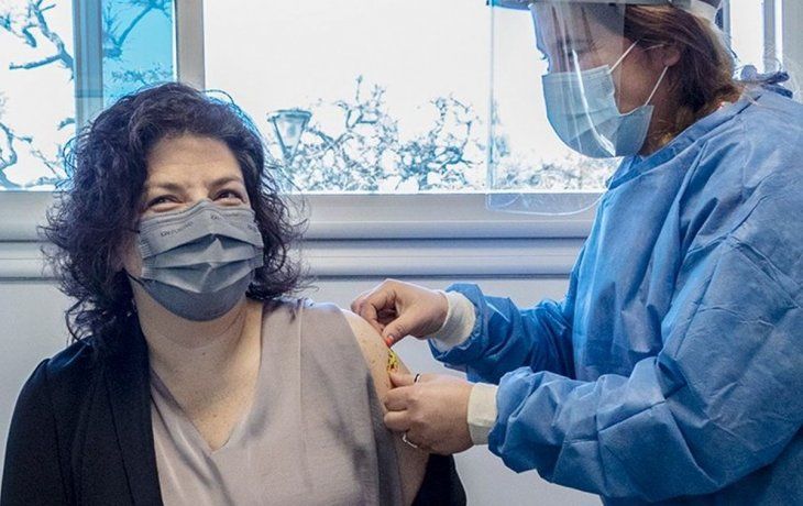 vacunacion: carla vizzotti recibio la segunda dosis y combino con moderna