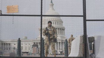 EN ALERTA. Efectivos de la Guardia Nacional controlan las inmediaciones del Congreso en Washington DC y otros objetivos sensibles ante la jura de Joe Biden de este miércoles.