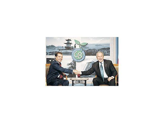 Dimitri Medvedev y George W. Bush, presidentes de Rusia y EE.UU. Moscú cambiómandatario, pero no su oposición al despliegue de un escudo antimisiles en su antiguazona de influencia en el este europeo.
