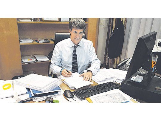 Firma. Alfonso Prat Gay mostró ayer por Twitter la firma del Presupuesto. Luego le tocó el turno a Mauricio Macri.